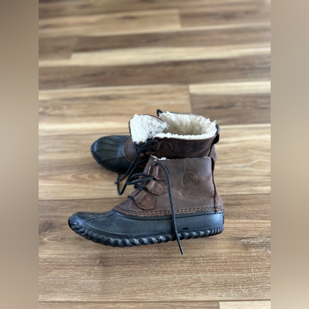 Sorel womens shearling lined brown/black duck boots size 8.5